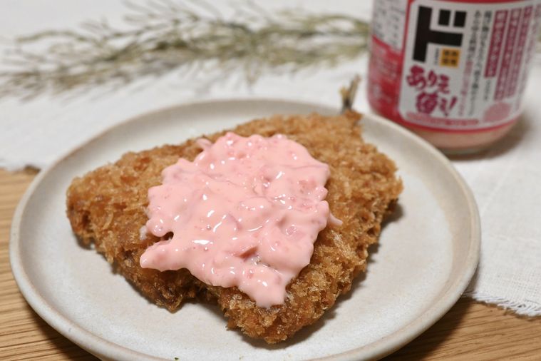 ドン・キホーテの紅生姜タルタルをアジフライにかけた画像