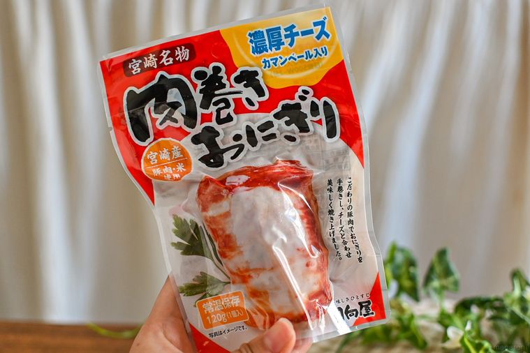 宮崎名物 肉巻きおにぎり 濃厚チーズのパッケージを持っているところ