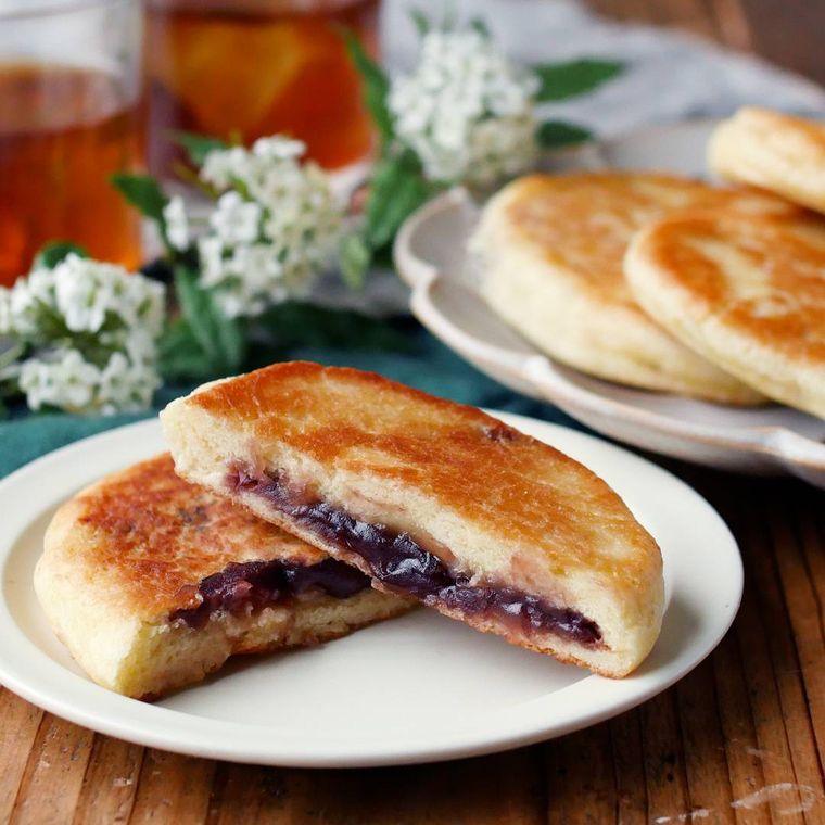 皿に盛られたあんこチーズホットク