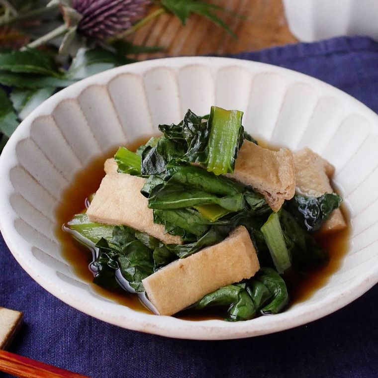 皿に盛り付けられた小松菜と油揚げの煮びたし