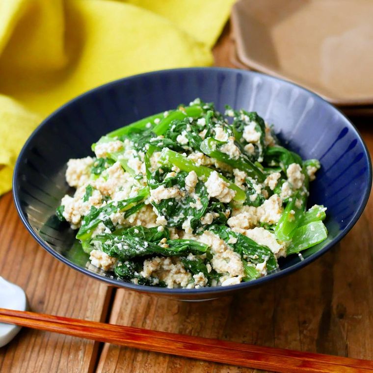 皿に盛り付けられた小松菜の白和え