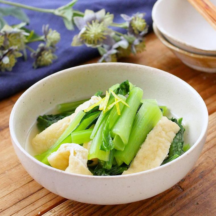 深皿に盛り付けられた小松菜と油揚げのおひたし