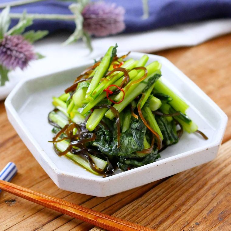 皿に盛り付けられた小松菜の漬物