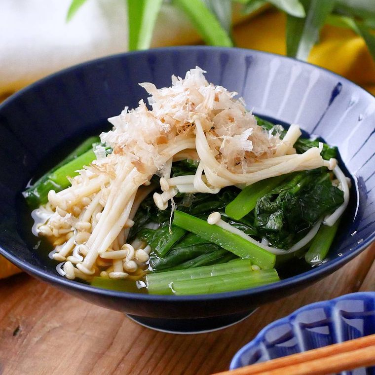 皿に盛り付けられた小松菜とえのきだけのおひたし