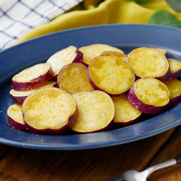 青い皿に盛られたさつまいもバター蒸し