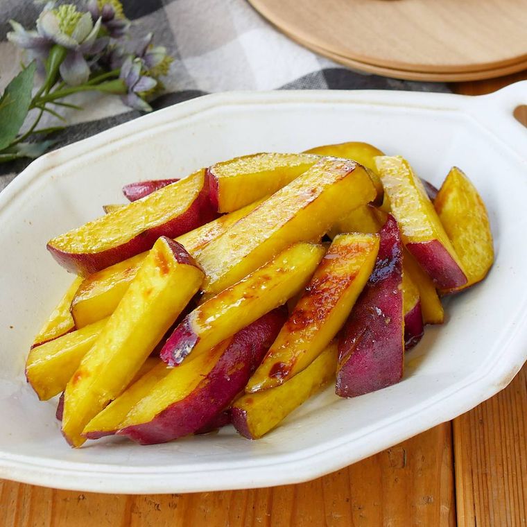 白い皿に盛られたさつまいものハニーバター炒め