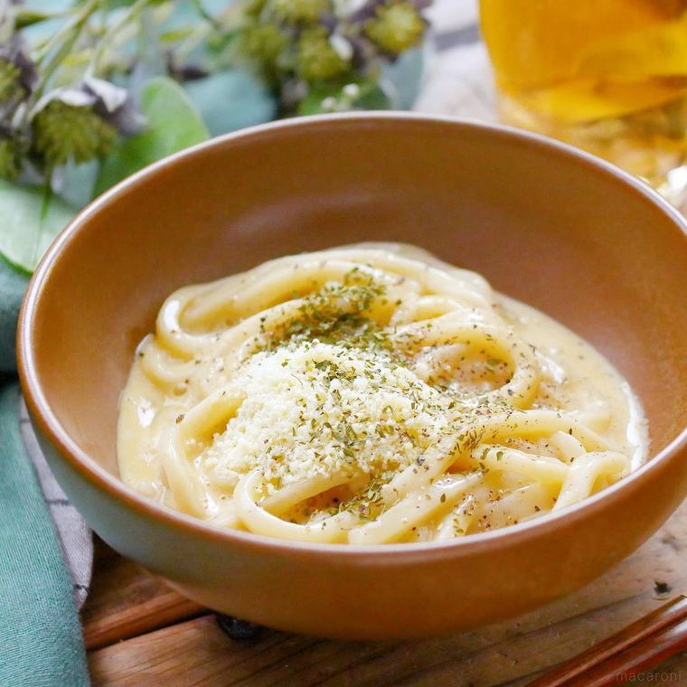 茶色の器に入ったチーズうどん