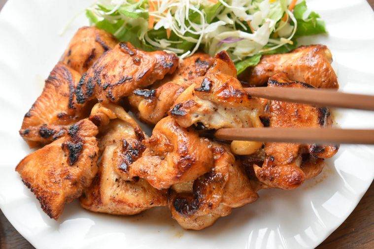 白い皿にのった鶏むね肉の塩焼き
