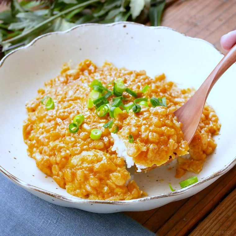白い器に入ったスプーンで持ち上げた天かす玉子丼