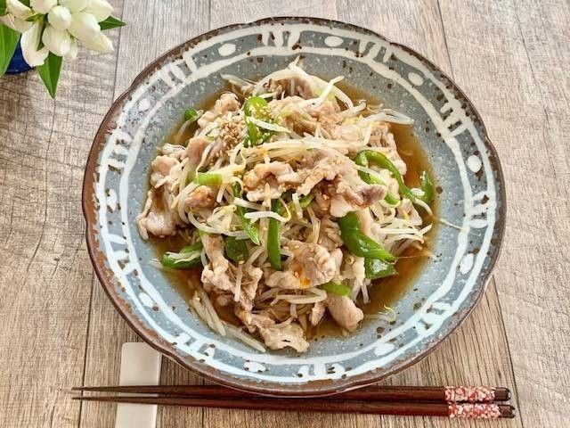 和皿に入った、豚肉ともやしのうま煮