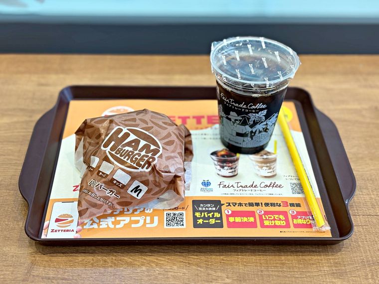 トレーに並べられたモーニングハンバーガーコンビ