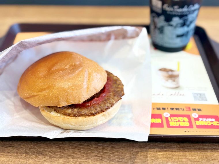 トレーに並べられたモーニングハンバーガーコンビ