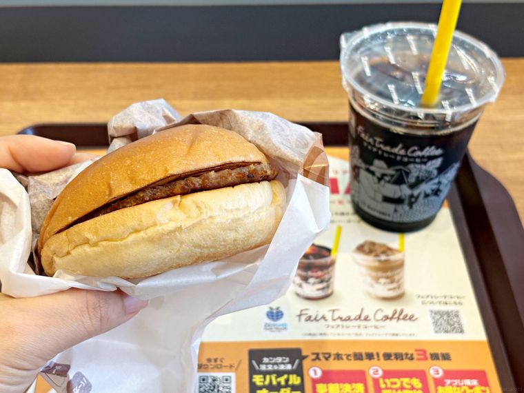 手に持ったモーニングハンバーガー
