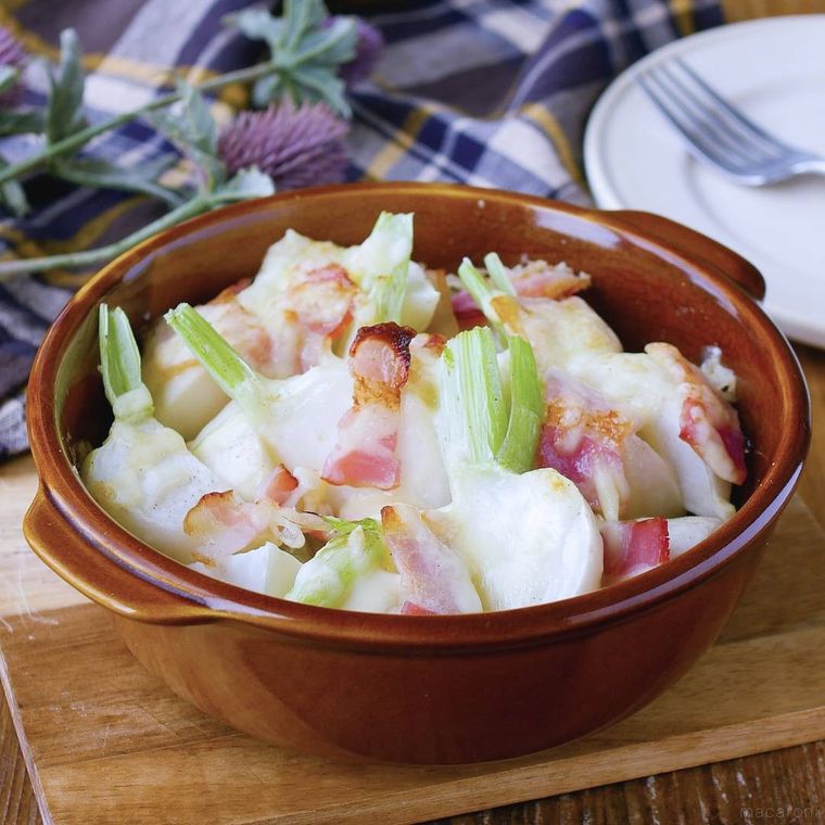 茶色のグラタン皿に入ったかぶとベーコンのチーズ焼き