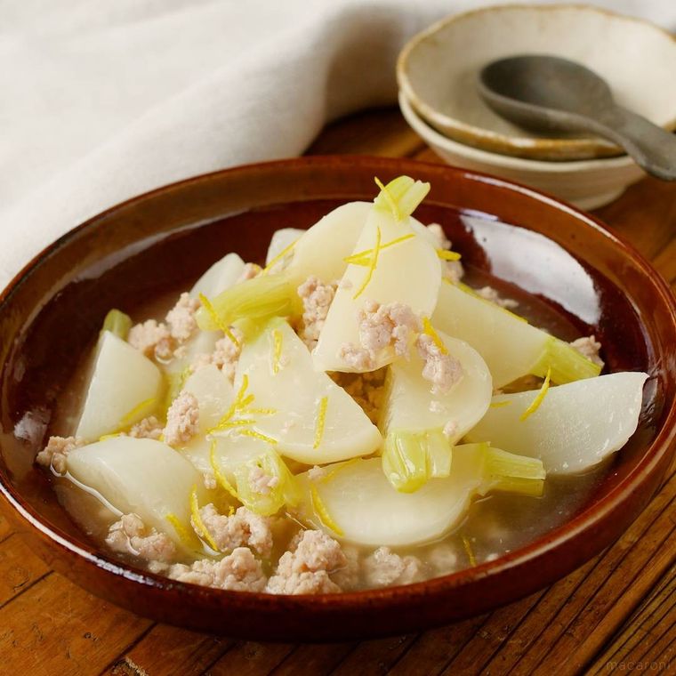 茶色の皿に盛られたかぶのそぼろあんかけ