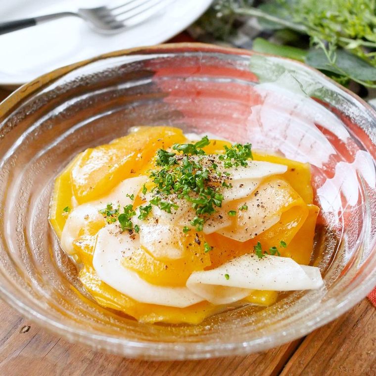 ガラスの皿に盛られた柿とかぶのサラダ