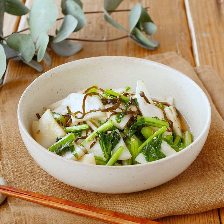 白色の器に盛られたかぶの白だし浅漬け