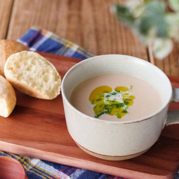 白色のカップに入ったかぶと大根の白みそポタージュ