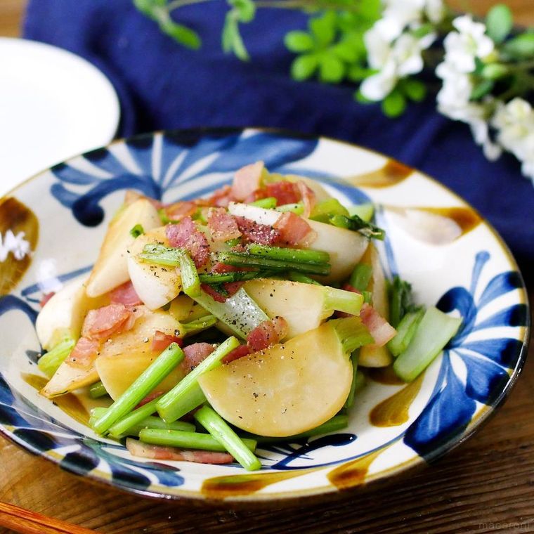 青色と茶色の模様の皿に盛られたかぶとベーコンのさっと炒め