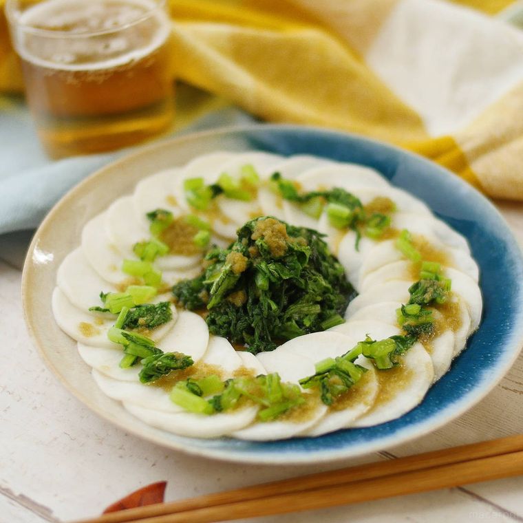 白色の青色の皿に盛られたカブパッチョ