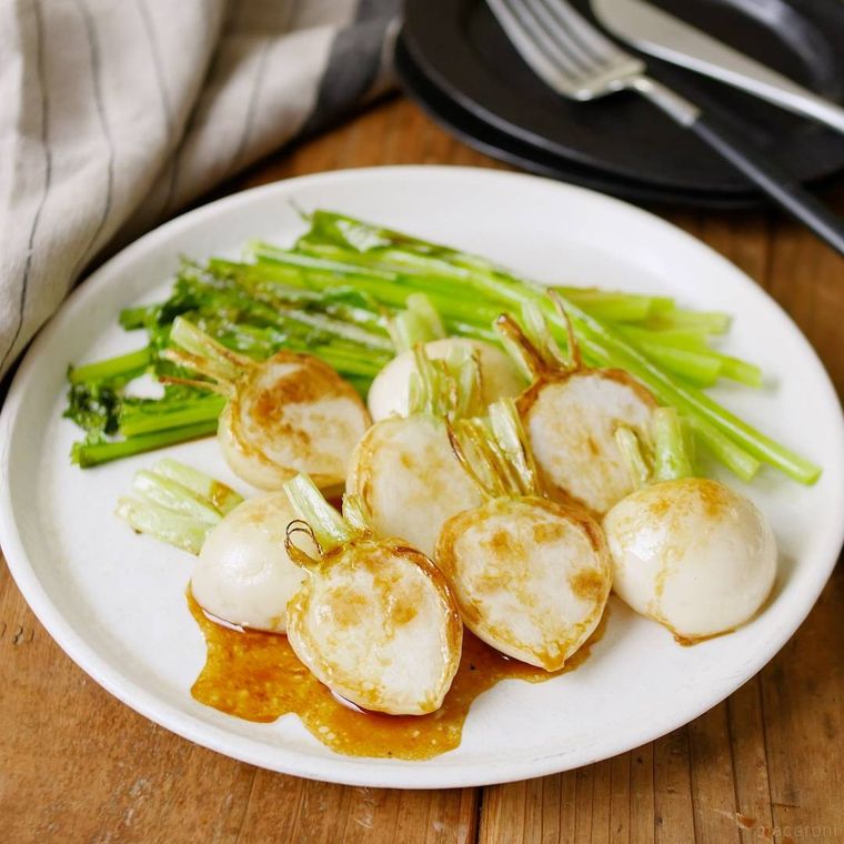 白色の丸皿に盛られたかぶステーキ