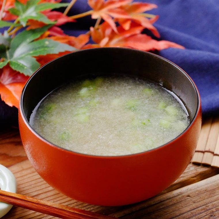 赤色の椀に盛られたかぶのすり流し汁