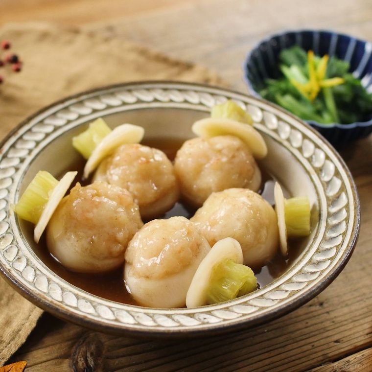 灰色の皿に盛られたまるごとかぶのえびしんじょ