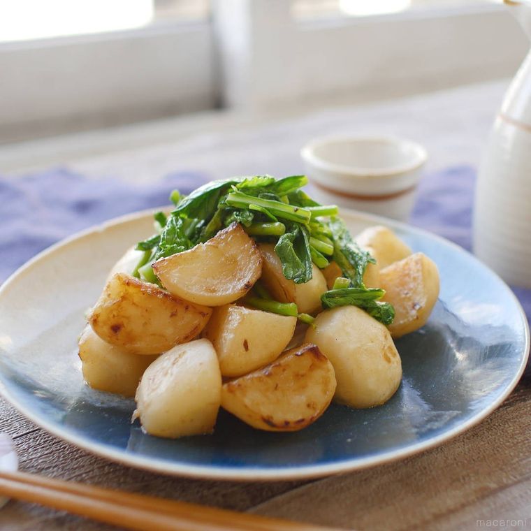 青色の皿に盛られた焼きかぶの柚子胡椒煮