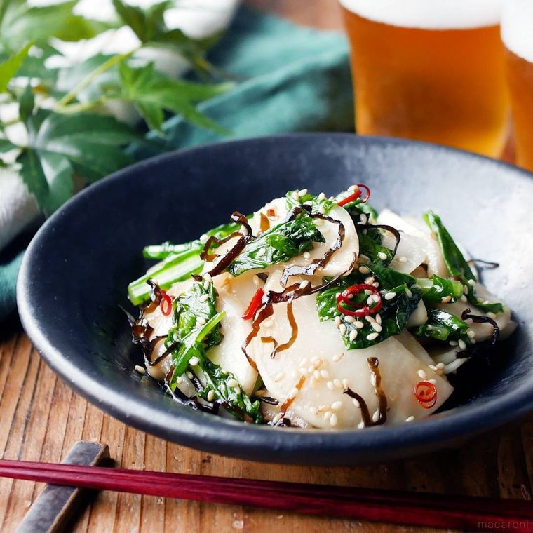 黒色の丸皿に盛られたかぶのピリ辛塩こんぶ漬け