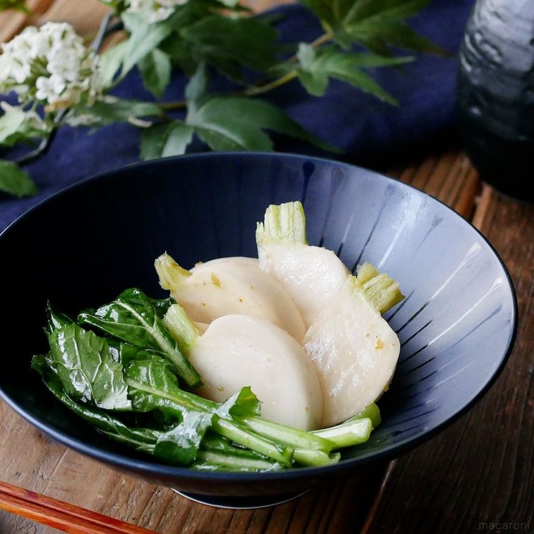 黒色の皿に盛られたかぶの柚子胡椒漬け