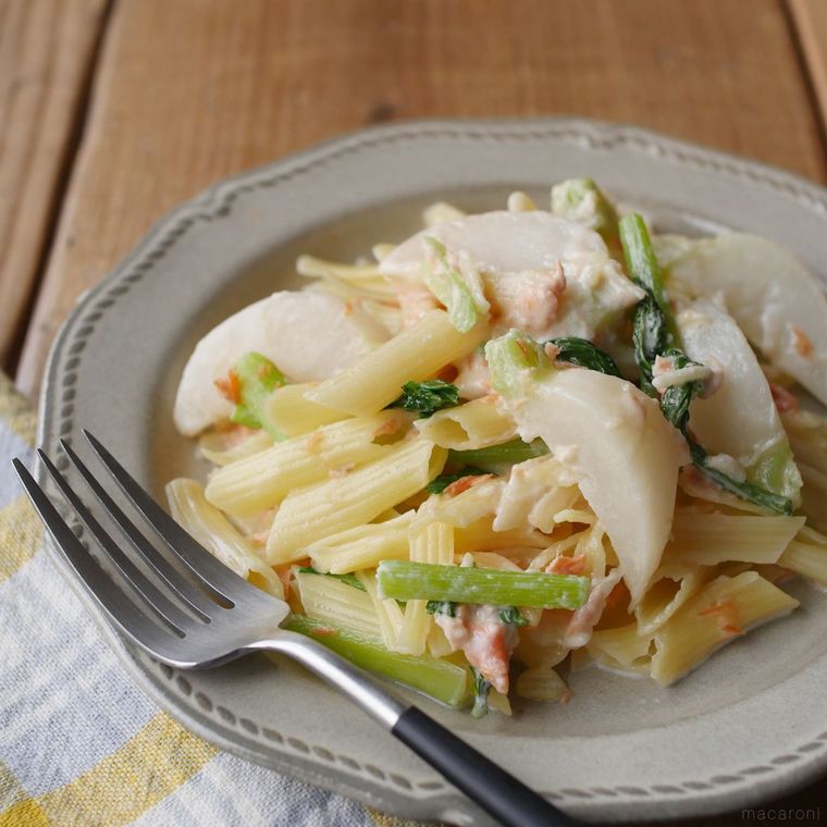 灰色の洋皿に盛られた鮭とかぶのクリームペンネ