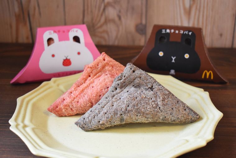 2種類の三角チョコパイが器に並んでいる