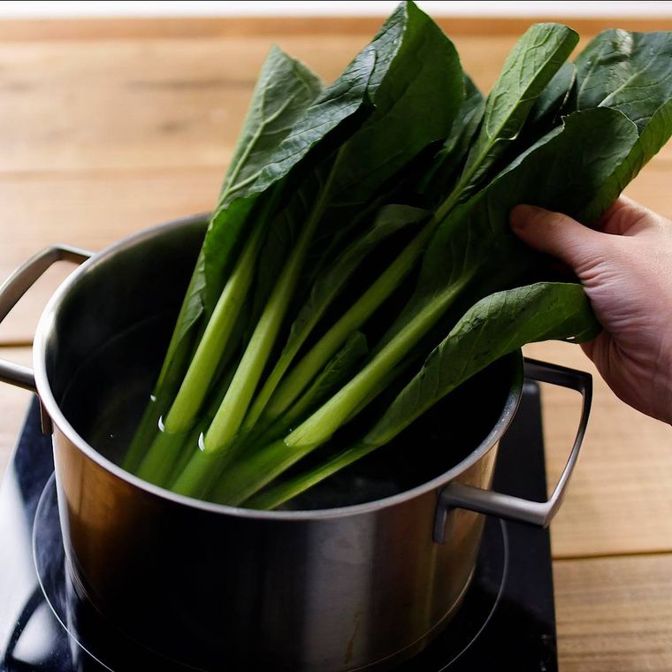 小松菜を鍋でゆでている様子