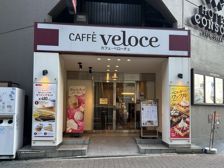 白を基調としたカフェ・ベローチェの外観