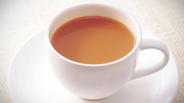 ミルク珈琲が入ったカップ