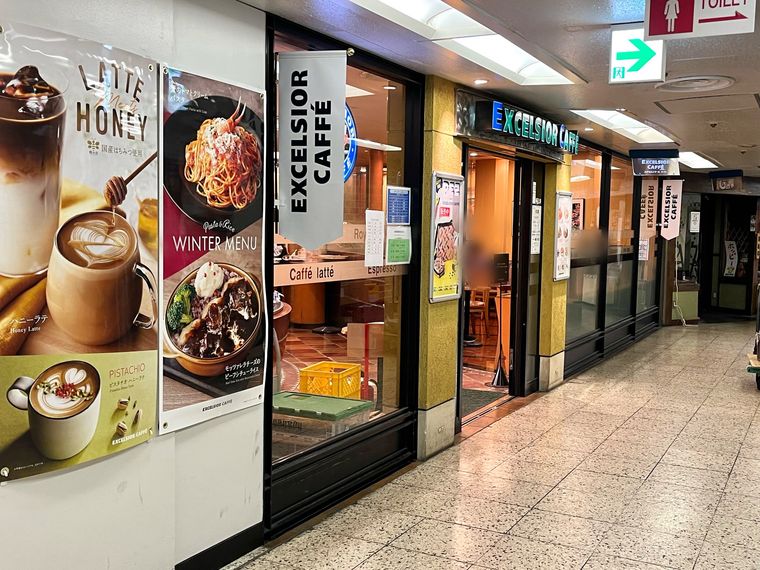 季節のドリンクやパスタのポスターが貼られたエクセルシオールカフェ外観