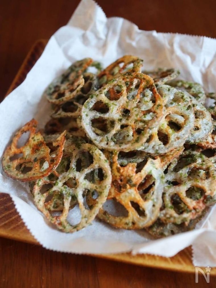 キッチンペーパーを敷いた器に盛られたのり塩れんこんチップス