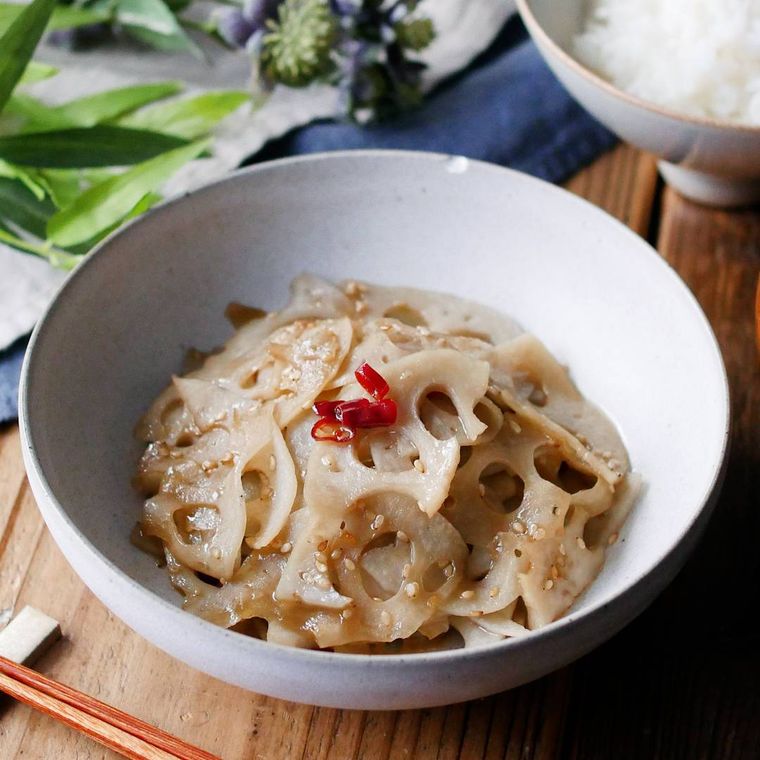 白い深皿に盛られたれんこんのきんぴらと白米