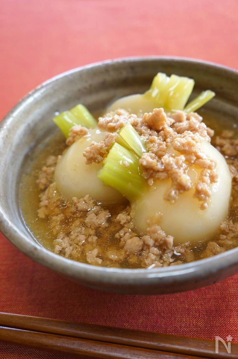 グレーの器に盛られたかぶのしょうがそぼろ煮