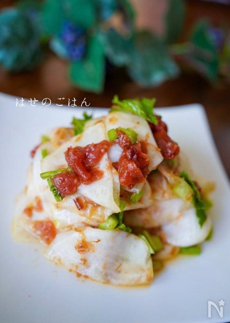 白くて四角い器に盛られたかぶと梅のおかか和え