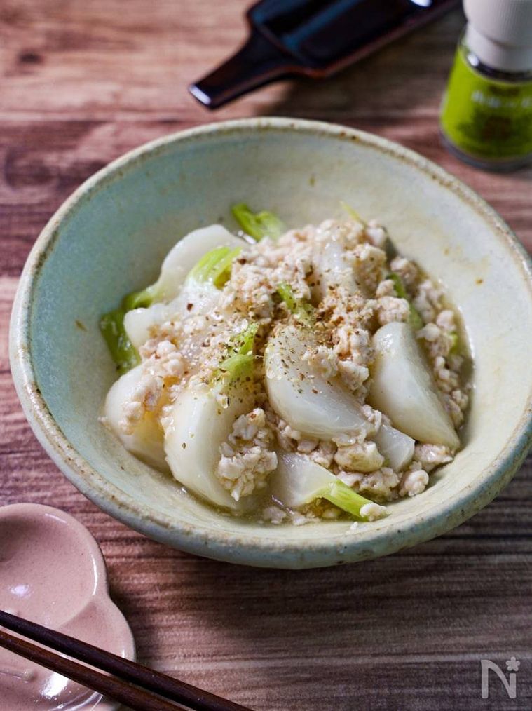 木製のテーブルと和風の器に盛られたかぶと鶏そぼろのとろとろ煮