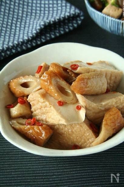 白い器に盛られた厚揚げとちくわの甘辛煮