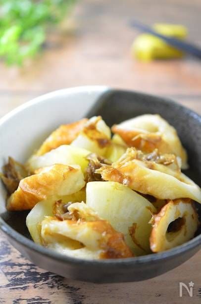 グレーの器に盛られた大根と竹輪のおかか煮