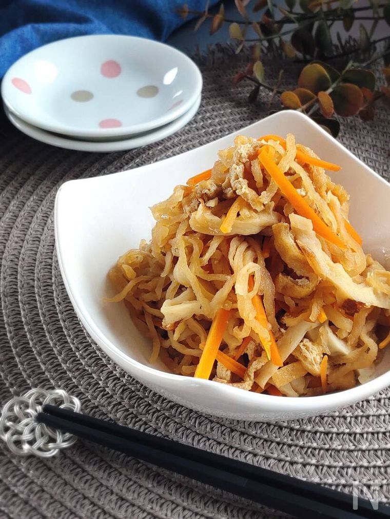 白の皿に切り干し大根とちくわの煮物が盛られている様子