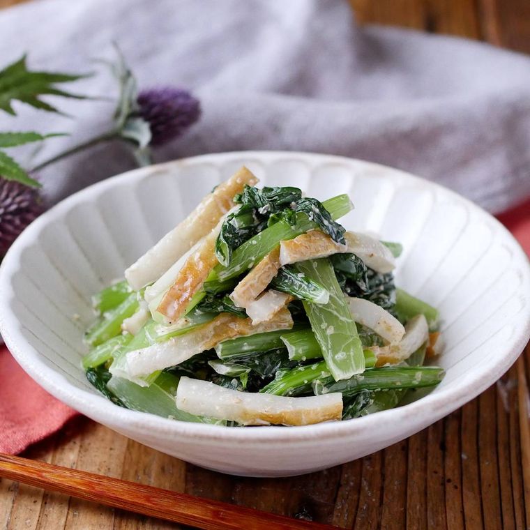 白いお皿に盛られた小松菜のごまマヨ和え