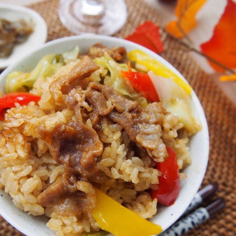 茶碗に盛られた炊き込みごはん