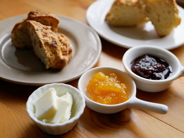 半分にカットされたコストコアイリッシュスコーン2皿と、手前にバター、ジャムが見えている様子