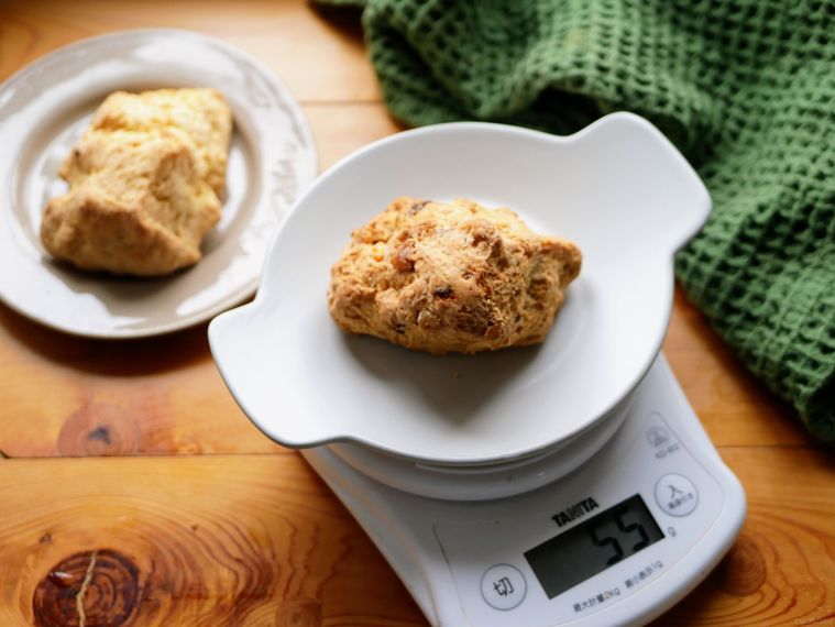 電子スケールにのったコストコアイリッシュスコーン