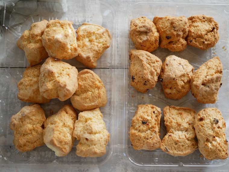 コストコアイリッシュスコーン2種類を広げたパッケージケースに並べた様子