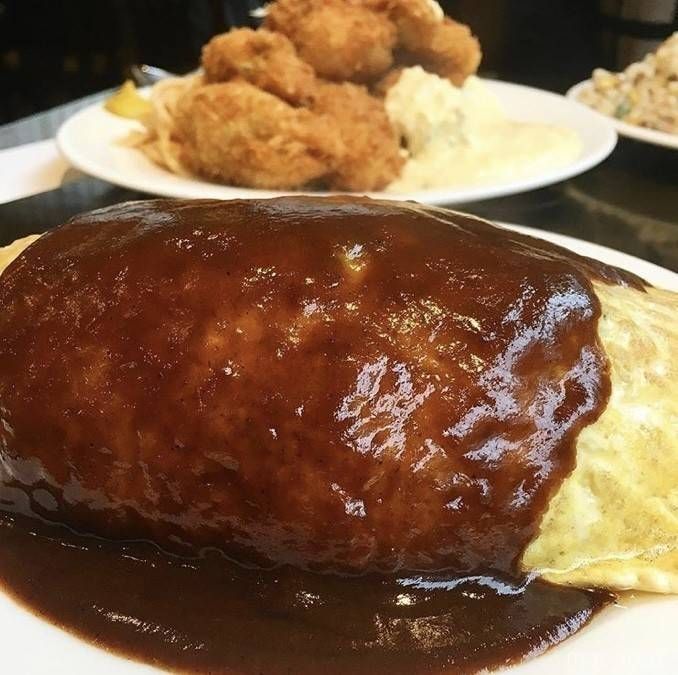 白いお皿に盛られたグリル小宝のオムライス